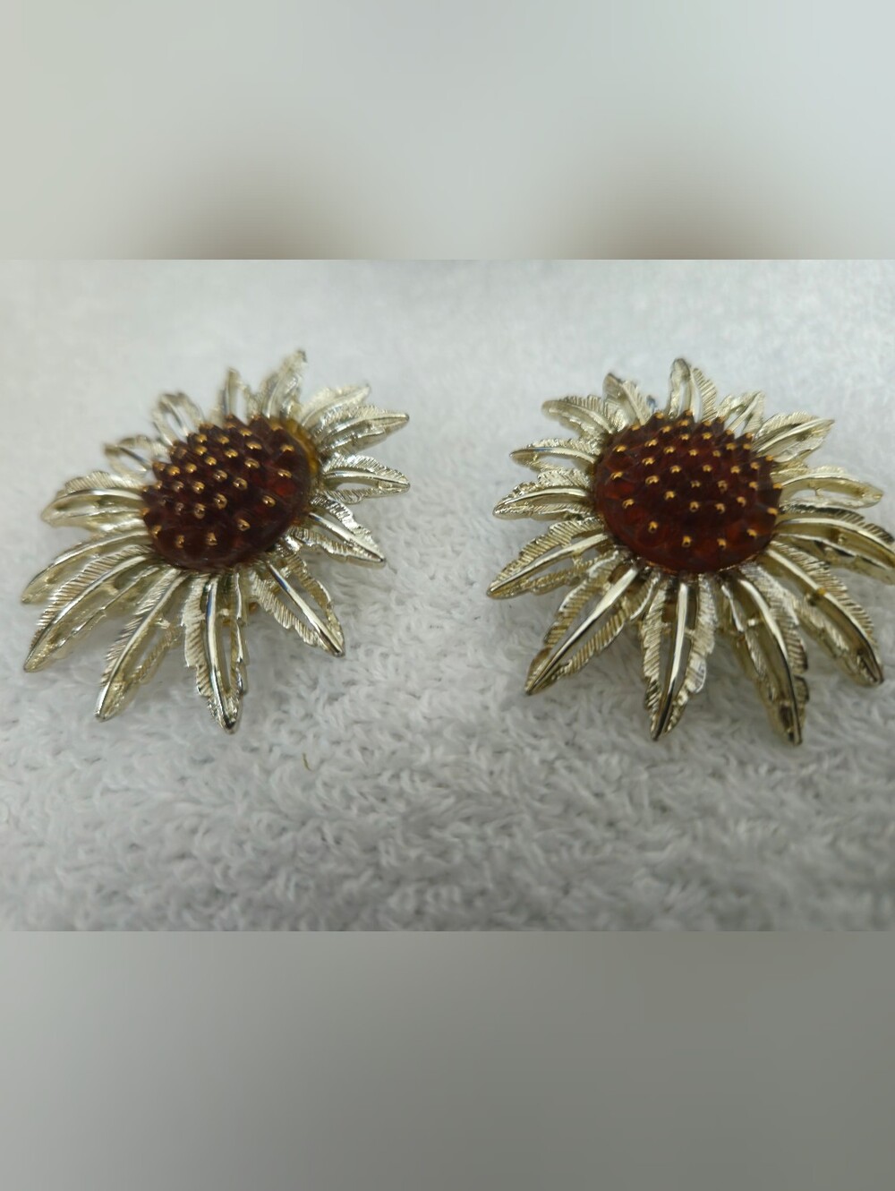 Vintage 1961 Sarah Coventry Gold Tone Sunflower Clip-On Earrings